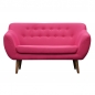 Preview: Das Sofa besticht mit einem hochwertigen rosa Bezug.