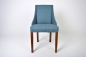 Mobile Preview: Der Stuhl verfügt über einen hochelastischen blauen Bezug.