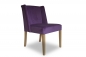 Mobile Preview: Der Stuhl mit einem strapazierfähigen Stoff in der Farbe Lila.