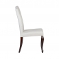 Preview: Stuhl mit weißem Bezug und schräger Lehne.