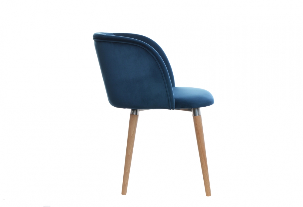 Stuhl seitlich mit blauem Bezug und hohen Stuhlbeinen.
