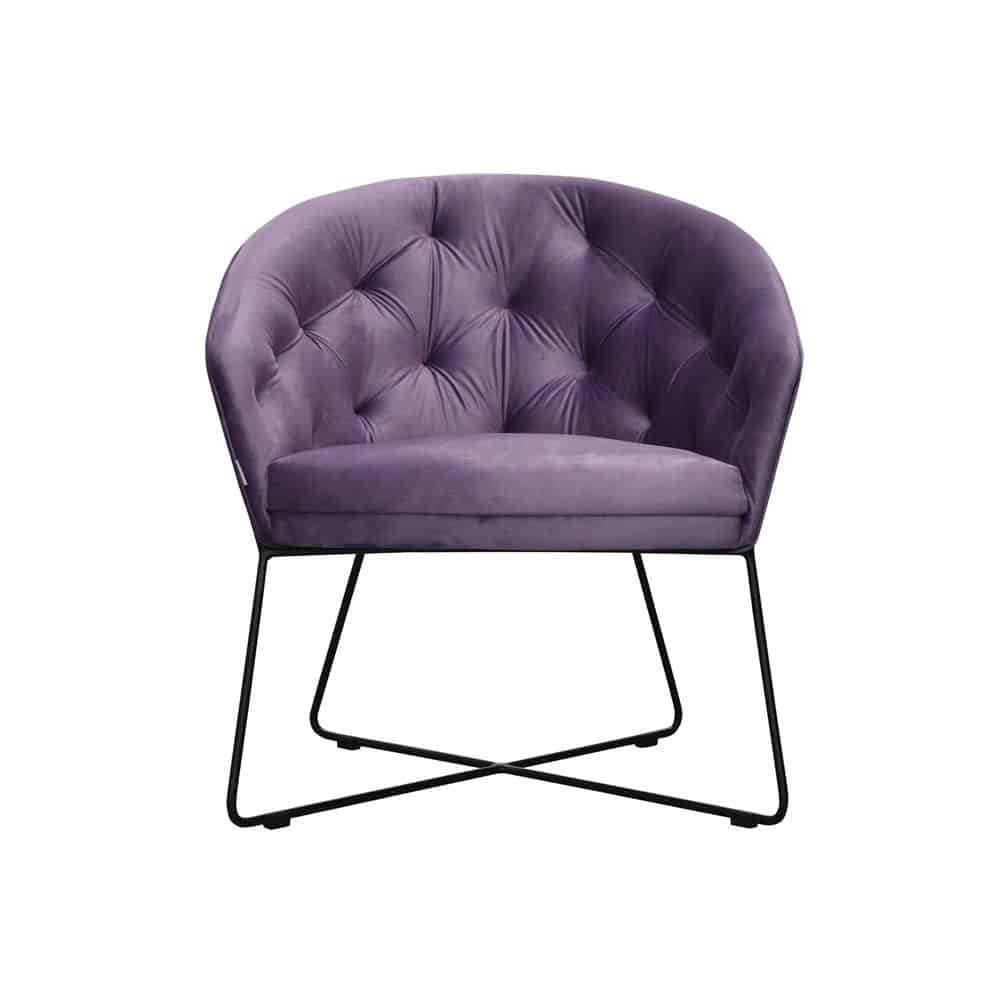 Stuhl mit violettem Bezug und schwarzem Gestell.