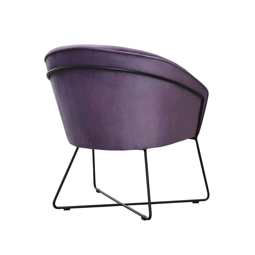Stuhl von hinten mit violettem Bezug und Metallgestell.