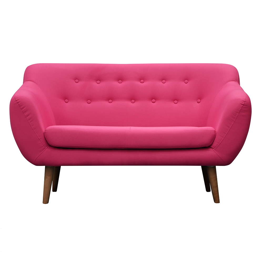Das Sofa besticht mit einem hochwertigen rosa Bezug.