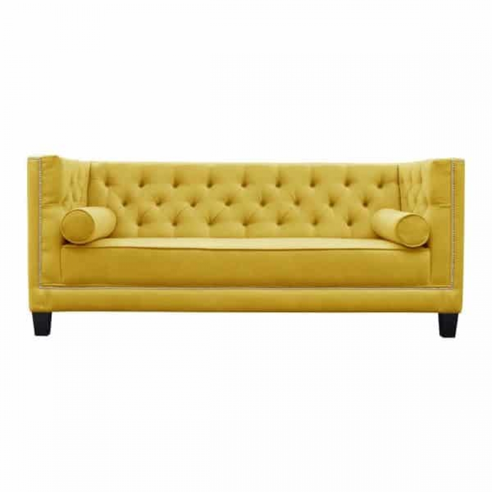 Sofa mit gelben Bezug.