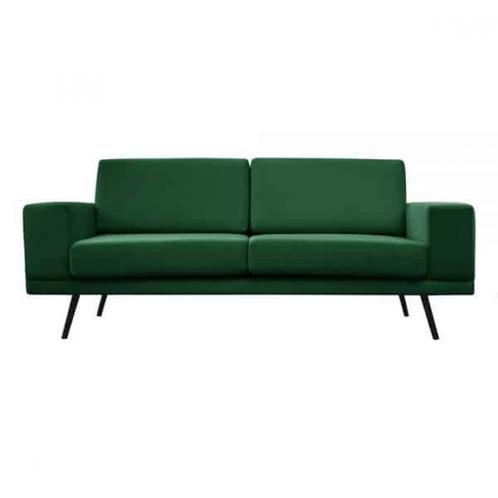 Sofa mit grünem Bezug.