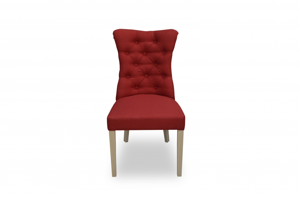 Der Stuhl mit einem roten Bezug.