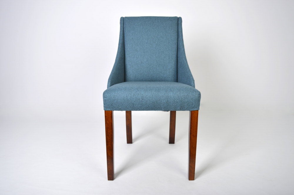 Der Stuhl verfügt über einen hochelastischen blauen Bezug.