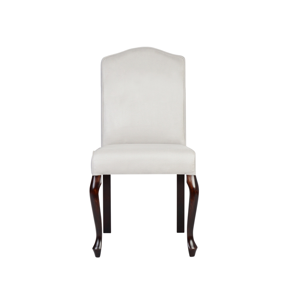 Stuhl mit weißem Bezug und gebogenen Beinen.