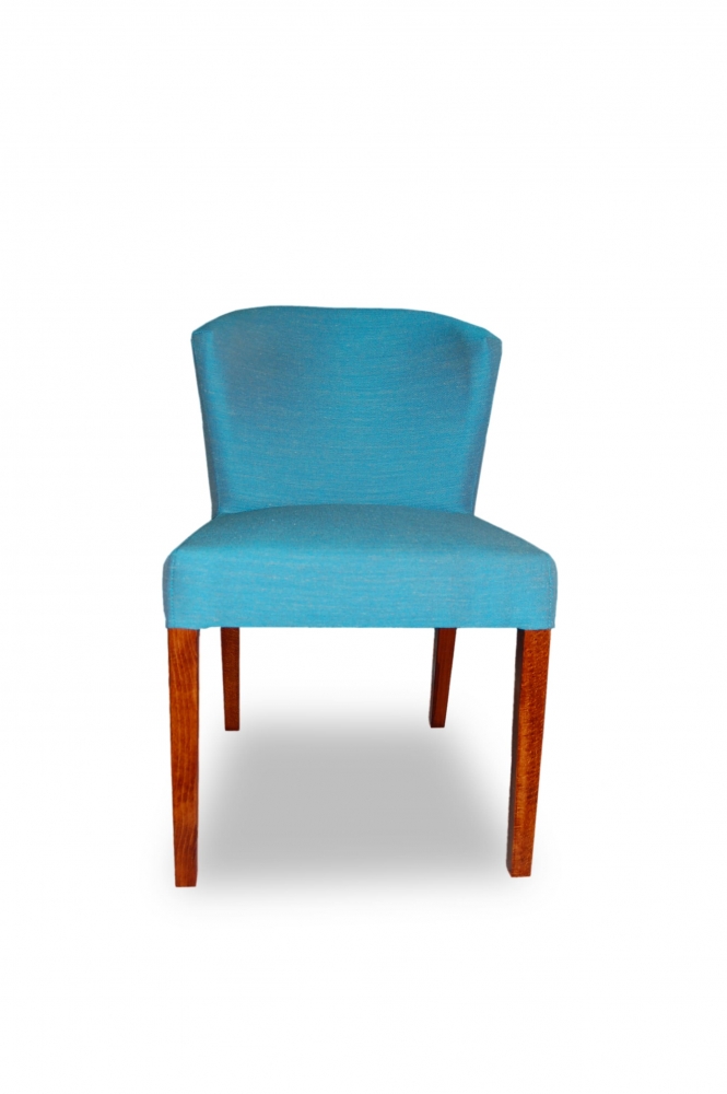 Der Stuhl hat einen hellblauen Webstoff Bezug.