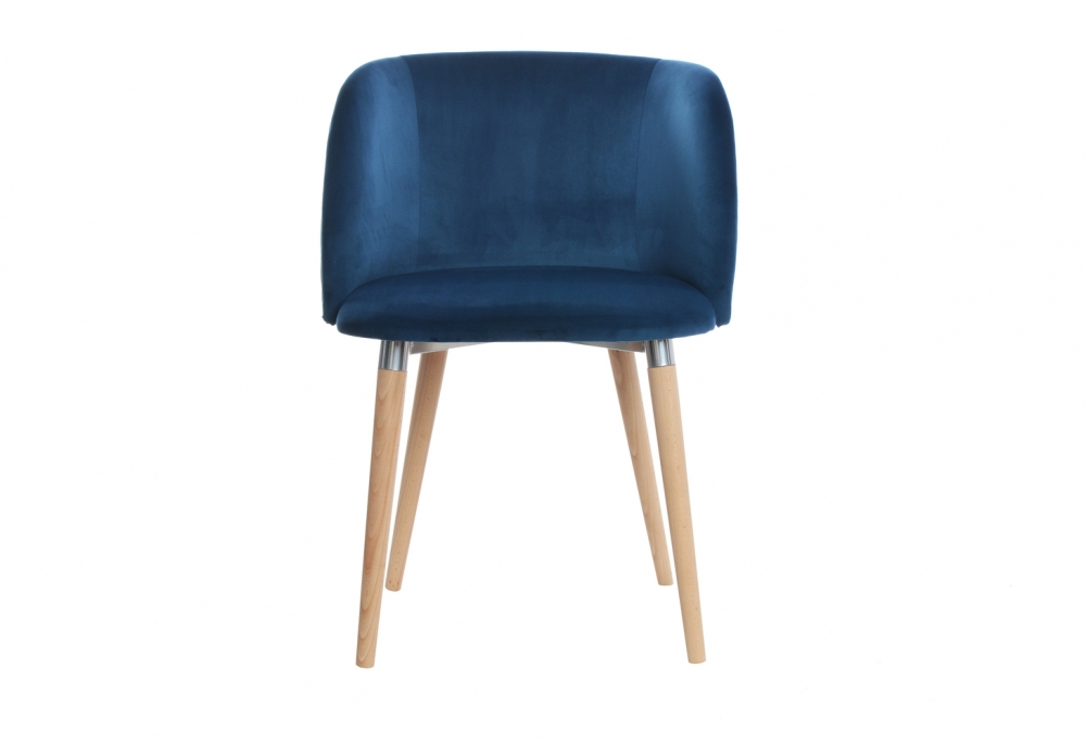 Stuhl mit blauem Bezug und hohen Stuhlbeinen.