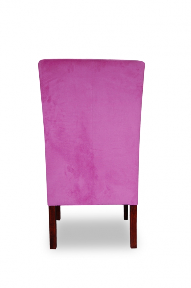 Stuhl mit pinkem Bezug und hoher Rückenlehne.