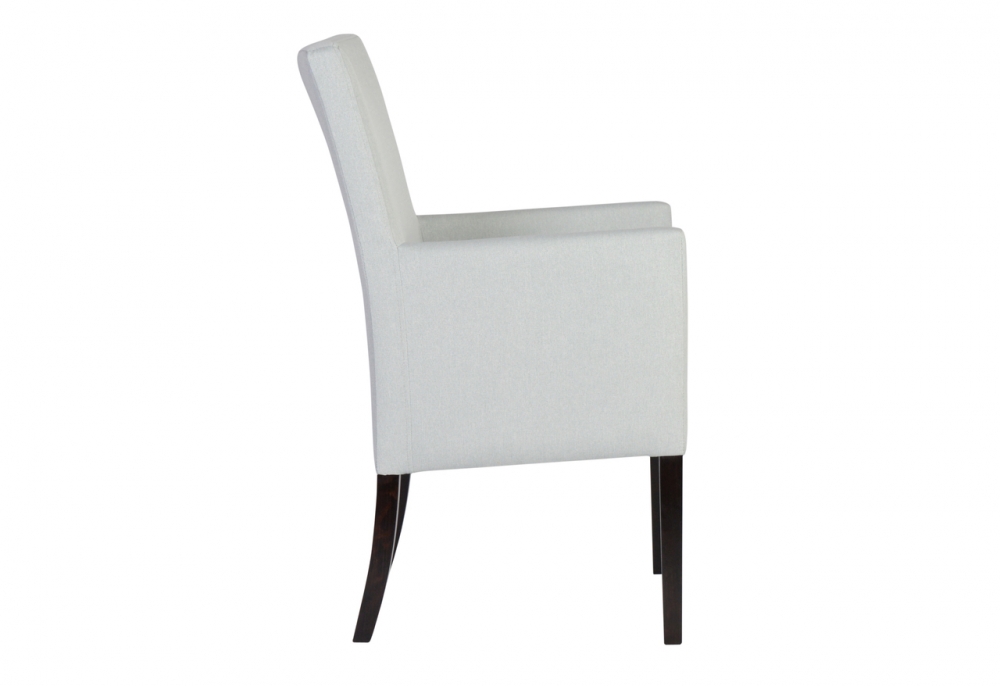 Stuhl mit weißem Bezug und dunklen Stuhlbeinen.