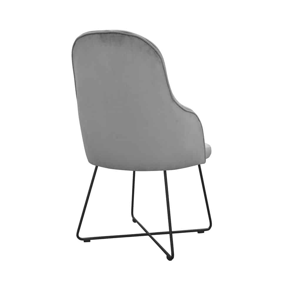 Stuhl mit schwarzen Metallbeinen und mit grauem Bezug.