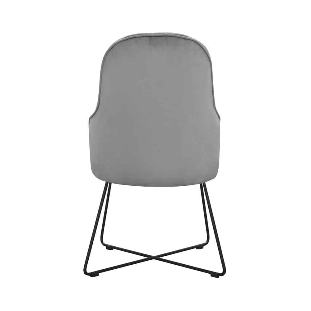Stuhl mit Metallbeinen und mit einer hohen Rückenlehne.