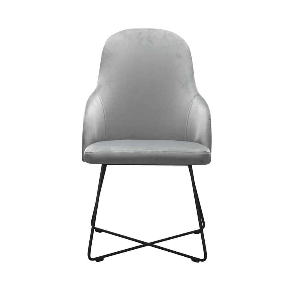 Stuhl mit schwarzen Metallbeinen und einer breiter Sitzfläche.