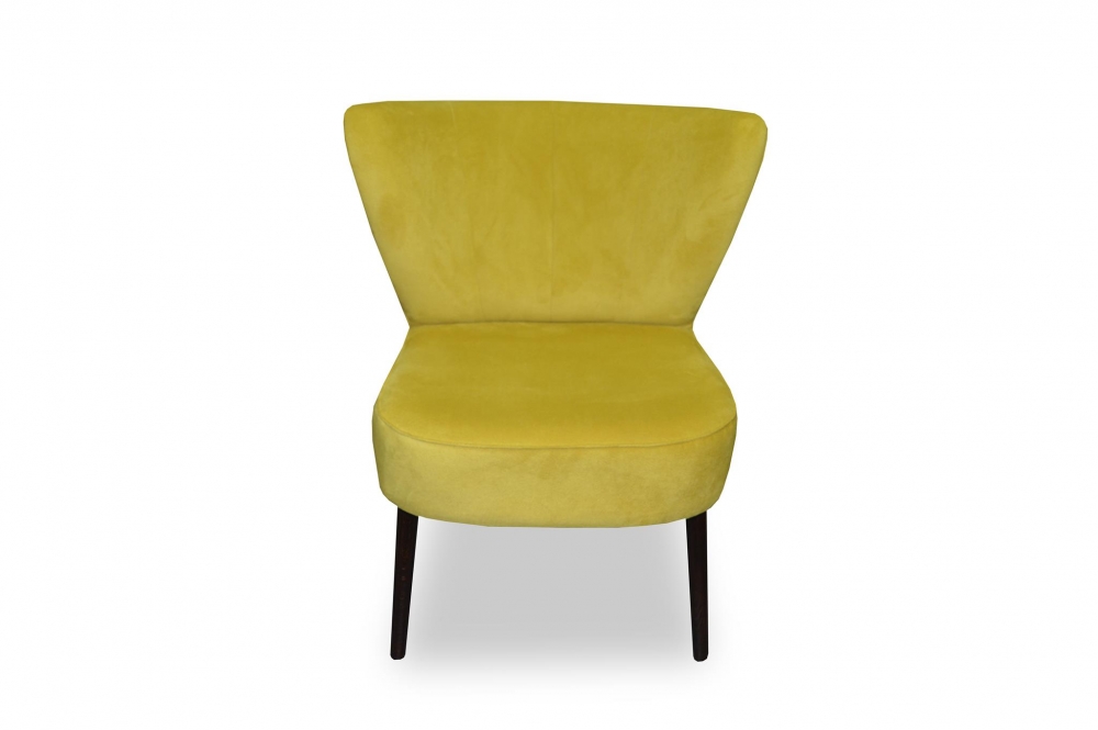 Der Stuhl mit gelben Stoffbezug.