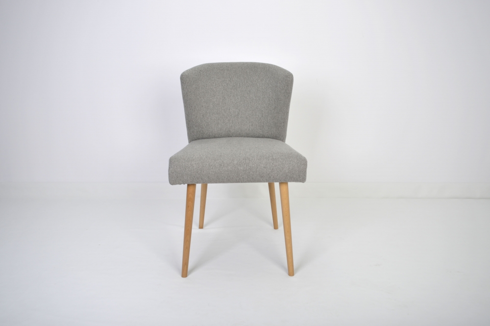 Stuhl mit einem hochwertigen grauen Webstoff Bezug.
