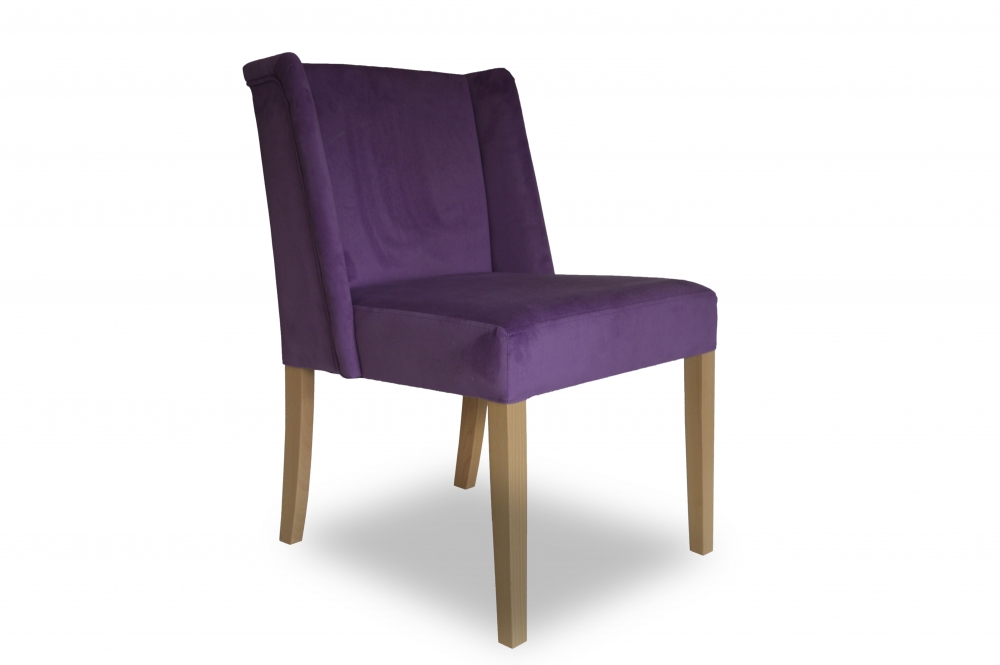Der Stuhl mit einem strapazierfähigen Stoff in der Farbe Lila.