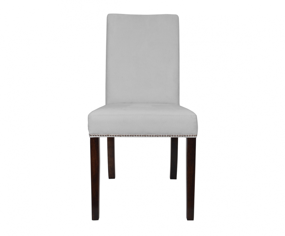 Stuhl mit weißem Bezug und mittelhoher Rückenlehne.