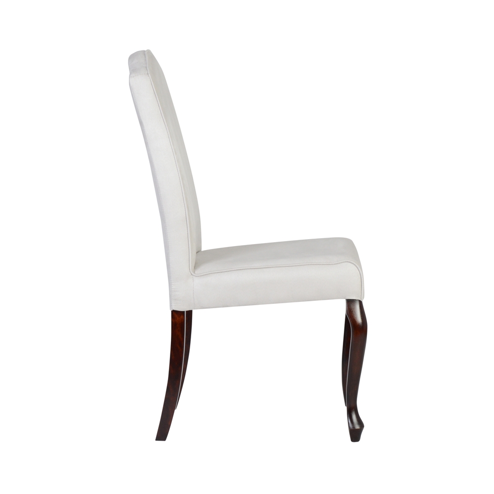 Stuhl mit weißem Bezug und schräger Lehne.