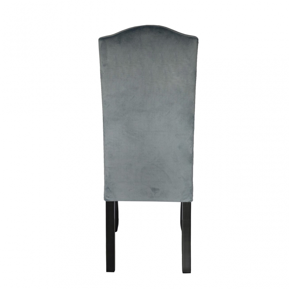 Stuhl mit grauem Bezug und hoher Rückenlehne.