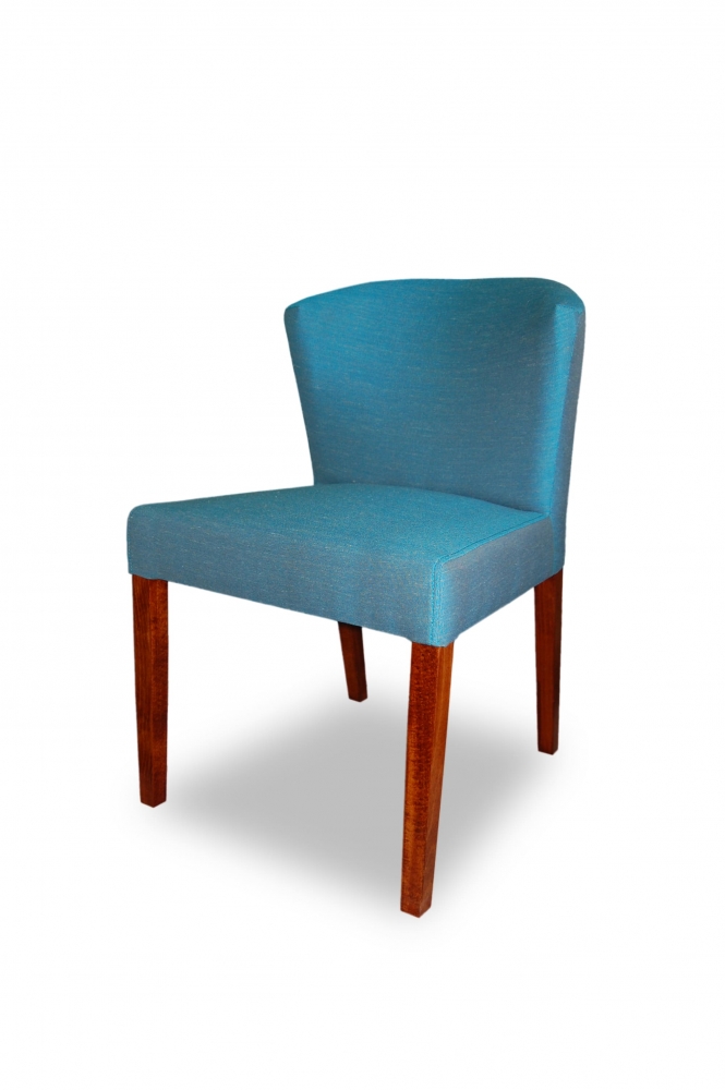 Stuhl überzeugt mit einer wunderschönen geformten Rückenlehne.